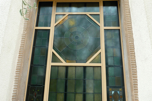  Mit den diagonal aufgesetzten Flachstahlapplikationen wurden die Fenster an die denkmalbaulichen Ansichtsflächen angeglichen. 