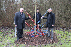  Alexander Repp, Geschäftsführer von Repp Metallgestaltung,  Parsa Aboutalebian und     Eike See, Bürgermeister der Gemeinde Wölfersheim (v.l.n.r).  