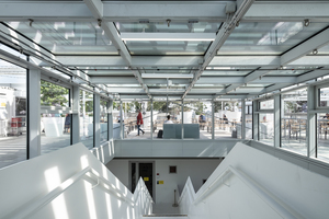  Ganz oben im Atrium geht es hinaus zur Dachterrasse.  