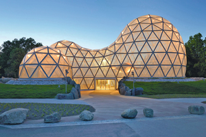  Das Sauriermuseum Bautzen: Die Freiformfassade besteht aus aufgeblasenen ETFE-Kissen, der Bau soll eine Zellteilung, eine Mitose darstellen. 