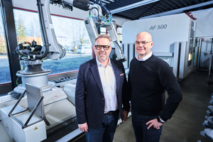  v.l.: Lutz Langer und Schüco Maschinenexperte Olaf Pantel haben die High-Tech-Maschinen in Kooperation implementiert. 