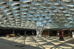  Artifizielle Innenhofüberdachung „Common Sky“ der Albright-Knox-Gallery in Buffalo kurz vor Ende ihrer Vor-Ort-Montage. 