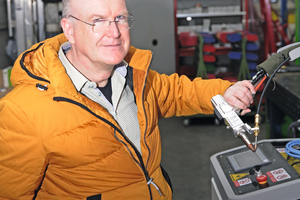  Bernhard Hahner fertigt mit High-Tech-Maschinen wie dem Laser-Pen, ein handgeführtes Laserschweißgerät. 