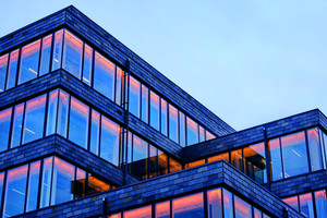  Das Objekt „Magasin X“ in Uppsala, Schweden, wurde mit der neuen Pfosten-Riegel-Fassade aus Holz und Aluminium von Schüco ausgeführt.  