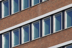  Ursprünglich waren über 500 Schwingflügel im Hochhaus verbaut worden. Im Zuge der ersten Sanierung wurde ein Teil durch Drehkippfenster aus Aluminium ersetzt. 