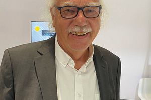  Dr.-Ing. Helmut Köster hat die hochreflektive Tageslichtlenklamelle in die Gesamtsystemlösung eingebracht. 
