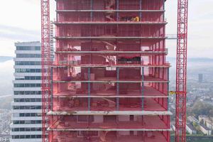  Für das höchste Gebäude der Schweiz – die Zentrale von F. Hoffmann La Roche in Basel – hat MetallArt eine Treppe über 45 Stockwerke gefertigt und eingebaut. 