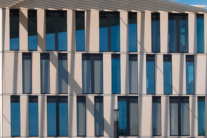  Die Sonderbeschläge für schwergewichtige, bodentiefe Drehfenster werden, wie das Foto zeigt, gerne für Geschäftshäuser verwendet. 