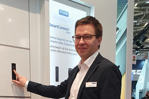  Andreas Fuhr, Geschäftsführer Carl Fuhr, zeigt die SmartConnect door auf der BAU in München. 