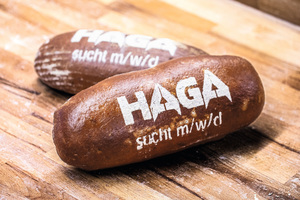  Rund 4.000 Brote ließ die Firma Haga Metallbau von der örtlichen Bäckerei Jung mit einer allgemeinen Stellenanzeige versehen. 