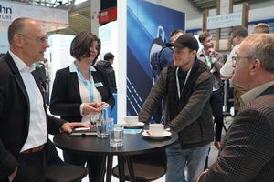  Kerstin Malich führte Metallbaumeister Ralf Schödel (r.) mit seinem Kompagnion Florian Höne (2.v.r.) über den BAU-Messestand von Assa Abloy. 