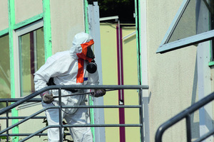  Fensterbauer stoßen insbesondere bei Sanierungsarbeiten immer noch auf Asbest. 
