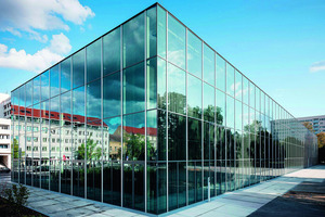  Nicht sichtbar hinter der Glasfassade des Bauhaus Museums in Dessau: Das Tragwerk aus Stahl. Es wurde mit dem SmartCorr Hochwetterfest von Enviral pulverbeschichtet, um es im Lager vor Bewitterung zu schützen. 