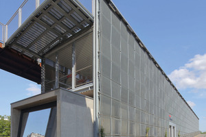  Oben auf dem Foto ist der Zugang von der Bahnsteigbrücke auf die Dachebene zu erkennen; hinter dem großen Fenster gibt es einen Busfahrerpausenraum. 