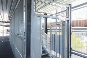  Der Durchgang zum Obergeschoss ist grundsätzlich geschlossen und kann via Barcode-Scanner geöffnet werden.  