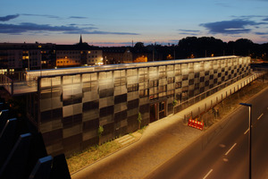  Bei Nacht und einsetzender Illumination leuchtet das Schachbrettmuster der Fassade mit voller Kraft. 