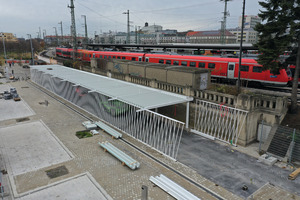  Direkt an die Bestandswand des Nürnberger Hauptbahnhofs, entlang des Bahndamms, wurde der Fahrradspeicher platziert. 