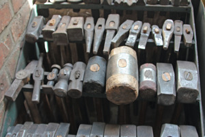  Die Schmiedehämmer von Otto Baier in seiner Werkstatt in Obermenzing. 