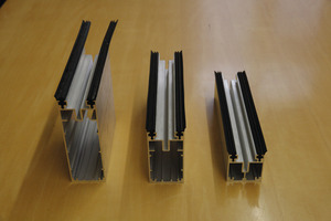 Die drei eigenen Standardprofile des Metallbauunternehmens: 142, 92 und 50 mm (vl.n.r). 