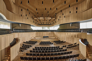  Der Konzertsaal ist in die Landschaft eingebettet und ermöglicht den Blick in die Natur. 