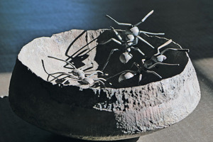  Die Ameisen – ein Kunstobjekt von Otto Baier, das seine schöpferische Liebe zum Detail zeigt. 