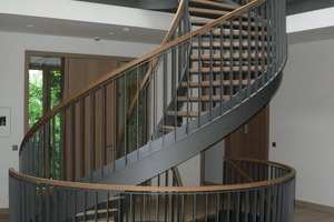  Die Treppe gewendelt aus Stahl und Holz stammt aus der Werkstatt von Wolfram Uhe. 