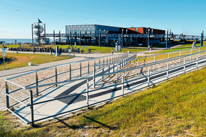  Für die Strandpromenade namens „Deck“ in Norddeich in Ostfriesland hat OTG die Geländer aus Edelstahl elektropoliert. 