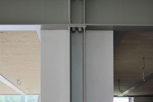  Inszenierter Knotenpunkt von Obergeschossträgern, die auf einer stählernen Mittelstütze im Küchenbereich aufliegen. 