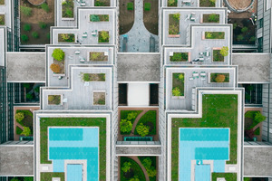  Aufnahme des SICPA Campus aus der Luft. Die Terrassen zum Genfer See hin lockern die lineare Architektur auf. 