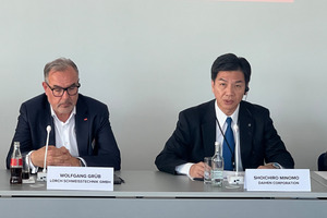  Lorch hat sich auf der Messe an der Seite von Shoichiro Minomo (r), CEO des Daihen Konzerns, vorgestellt. Der geschäftsführende Gesellschafter Wolfang Grüb (l) freut sich, dass die Nachfolge für Lorch geregelt ist. 