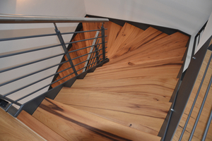  Eine Treppe aus Ulmenholz. Das Holz stammt aus dem Steigerwald. Wange und Geländer sind aus lackiertem Stahl, der Handlauf aus Edelstahl.   