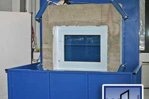  Das Kellerfenster wird gegen Hochwasser nach ift-Richtlinie FE-07/1 geprüft. 
