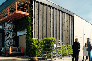  Auf der grauen Betonfassade befestigte das Team von HPM zunächst eine Abstandskonstruktion aus Aluminium. Dann wurden auf dieser die Nährplatten mit Tropfschläuchen und Pflanzen montiert. 