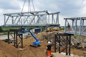  Im Juni 2021 wurde über die A 57 bei Meerbusch eine Behelfsbrücke für Fußgänger und Radfahrer aufgebaut. Die 135 Meter lange Brücke gehört zum Mietpool von Stahlbau Trepels. 