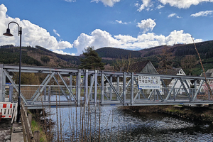  Die 23 Meter lange Behelfsbrücke von Stahlbau Trepels verbindet derzeit die Ufer der Lenne in Lennestadt-Saalhausen. 