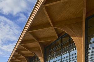  Die Vorhangfassade des SuperHub in Meerstad (NL) hat eine Wärmedämmung auf Passivhaus-Niveau. 