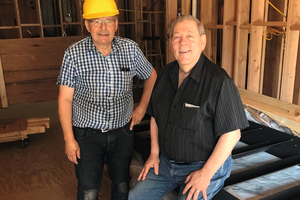  Seniorchef Karl-Heinz Ruf (r.) überwachte als Bauleiter den Treppeneinbau; auf dem Foto mit dem Architekten Todd Koenig. 