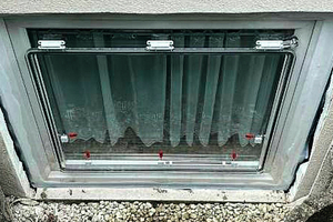  Der AquaLOCK Windows Protector vor einem Kellerfenster. 