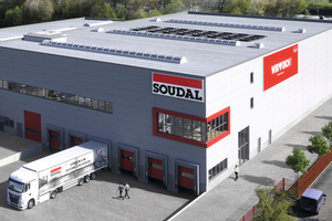  Der rote Fensterrahmen sorgt an der Fassade des neuen Soudal-Logistikcenters in Leverkusen für einen Eyecatcher. 