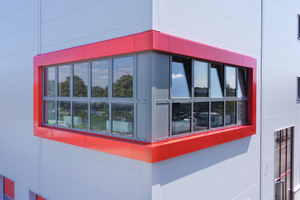  Um eine plastische, räumliche Wirkung zu erzielen, steht der Rahmen 17 cm von der Fassade und 2 cm vom Fenster ab.  