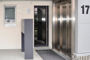  Der Stahlaufzugschacht vor dem Eingang ist beim Nachrüsten von Aufzügen häufig die einzige Möglichkeit, um den Wohnraum nicht zu reduzieren. 