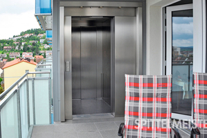  Vom Aufzug über die Balkontür gelangen die Bewohner barrierefrei in Ihre Wohnungen.  