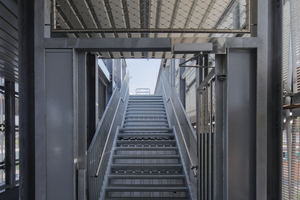  Metallbau Apelrath aus Nottuln hat für das Fahrradparkhaus in Leverkusen-Opladen zwei einläufige Treppen gebaut. 