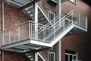  Diese dreigeschossige Fluchttreppe wurde von der Firma Rosenhagen in Burgwedel an einem Kinderheim nachgerüstet. 