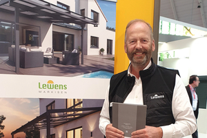  Lewens-Geschäftsführer Götz Albrecht hat als Alternative zur Markise ein System vorgestellt, dass in Tuchsegmenten zusammengefahren wird. 