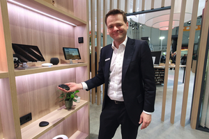  Mirko Müller-Stüler führte die Kompatibilität von Matter auf dem Messestand von Hunter Douglas vor. 