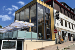  Um den Terrassenbereich zu vergrößern, wurde von Peter Riedel für das Cafe König eine Stahlbauterrasse mit Glasgeländer angebaut. 