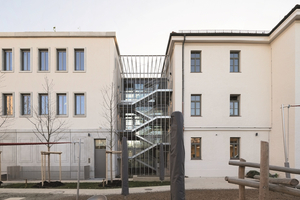  Zwischen dem denkmalgeschützten und dem neuen Baukörper sitzt das Fluchttreppenhaus. 