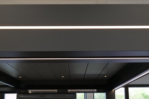  Die flexible Stripe-Beleuchtung lässt sich einfach in die dafür vorgesehenen Aussparungen im die Konstruktion drücken. 