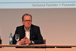  v.r. Frank Lange, Geschäftsführer des VFF, bedauerte bei der Pressekonferenz auf der Fensterbau Frontale, dass er keinerlei positive Anzeichen für einen Trendwechsel der miserablen Branchenkonjunktur melden kann. Neue Zahlen zum Marktgeschehen werden Anfang Mai veröffentlicht. 